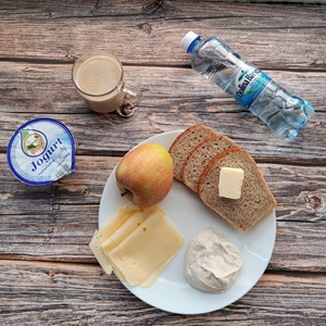 Dieta podstawowa  Kawa zbożowa z mlekiem Owsianka z jabłkami Chleb mieszany pszenno-żytni Masło extra Szynka tostowa Ser żółty Pomidor Woda źródlana Sałata zielona